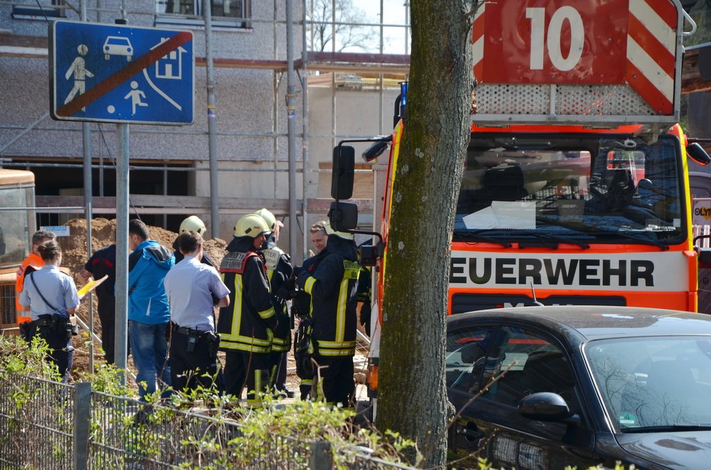 Einsatz BF Koeln Kran beruehrt Oberleitung DB Koeln Gremberg Taunusstr P097.JPG